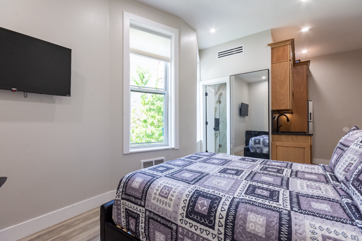 Stylish Modern Studio in Bed-Stuy w/ Fireplace - Photo 2