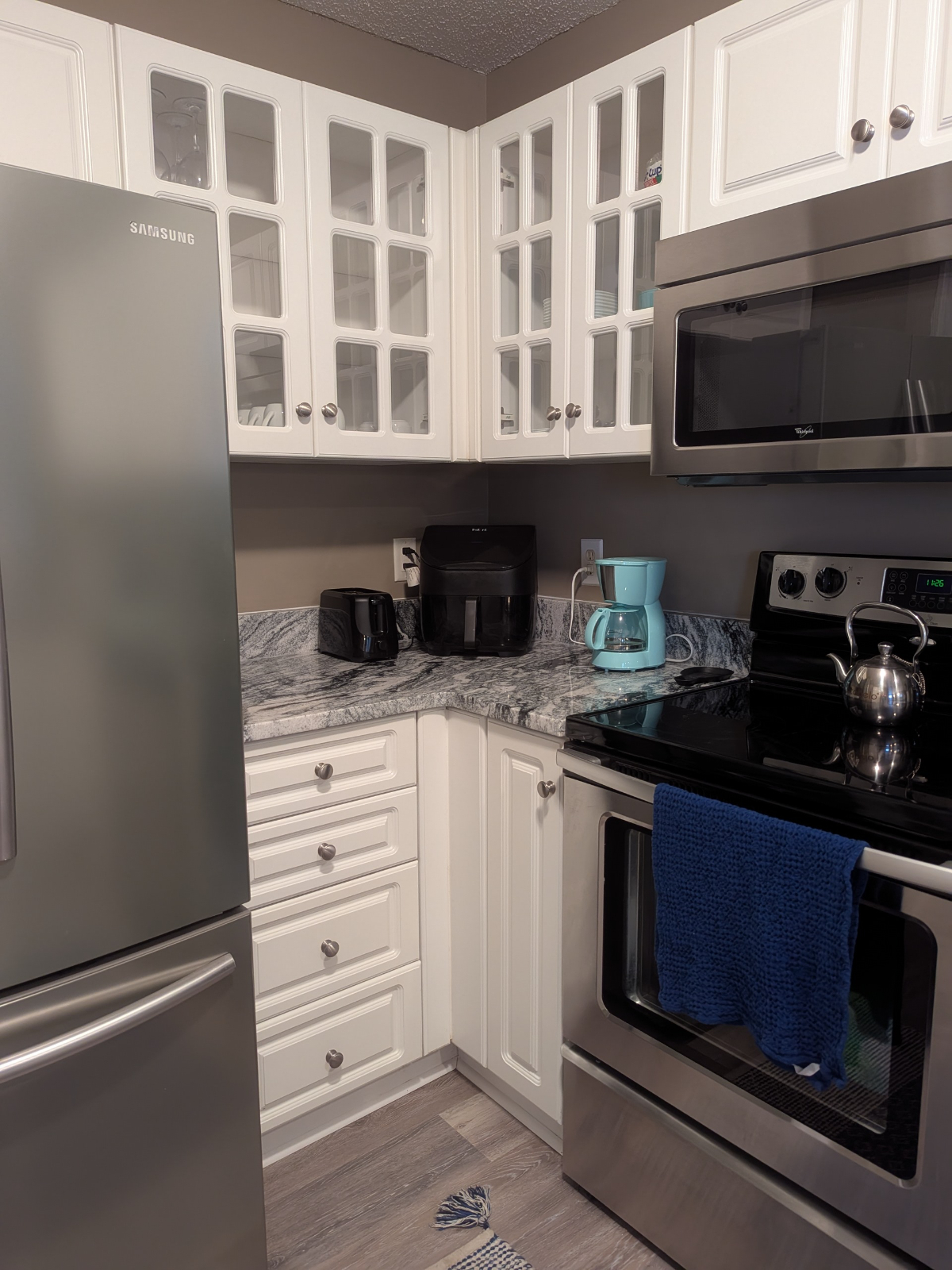 Spacious 2 BD- 2 Full bath with pool near hospital & medical district - Photo 8