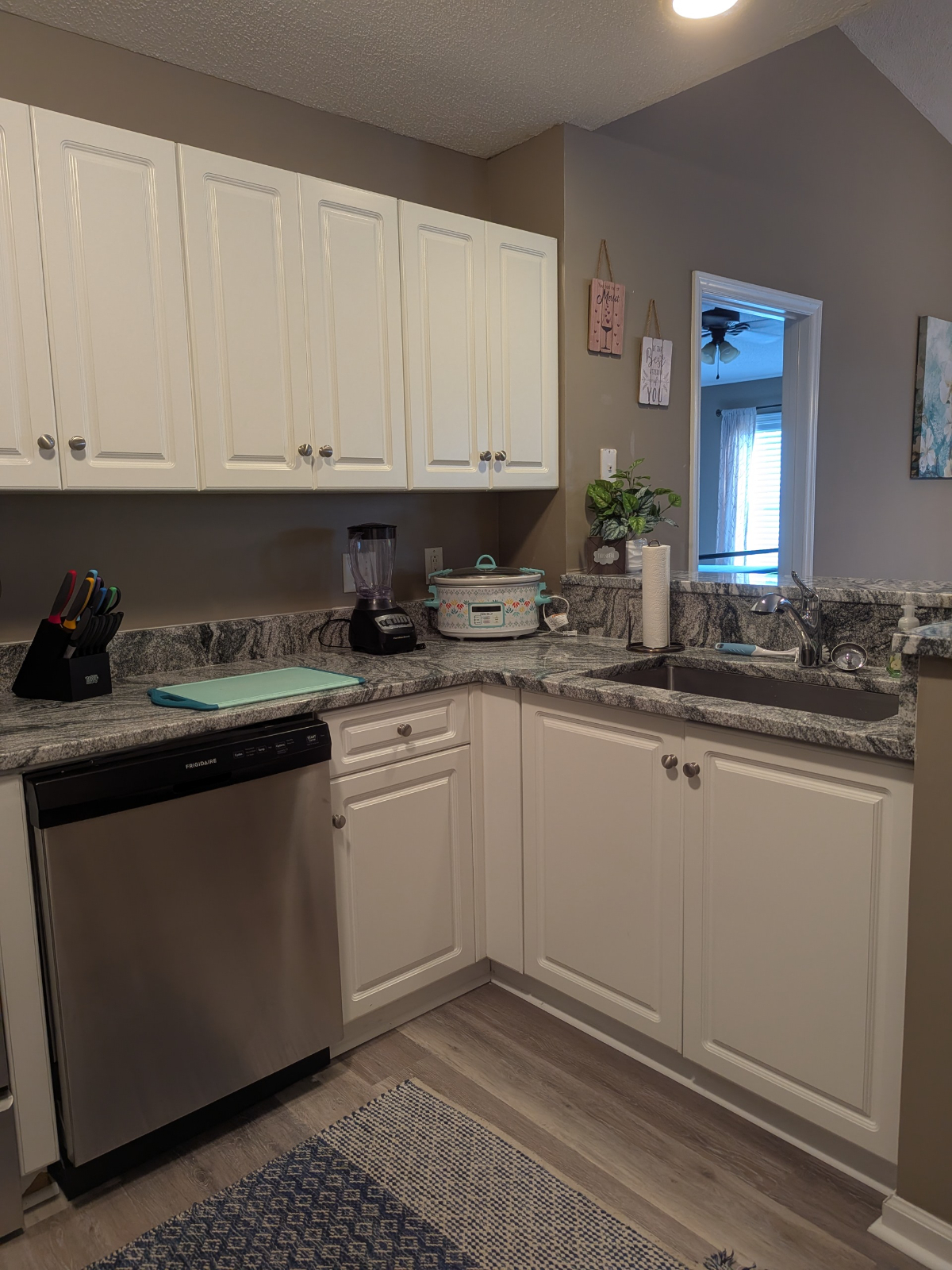 Spacious 2 BD- 2 Full bath with pool near hospital & medical district - Photo 9