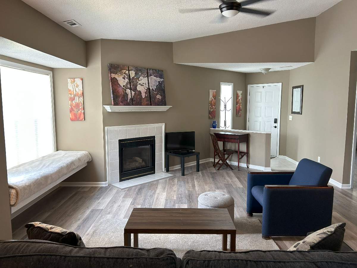 Spacious 2 BD- 2 Full bath with pool near hospital & medical district - Photo 10