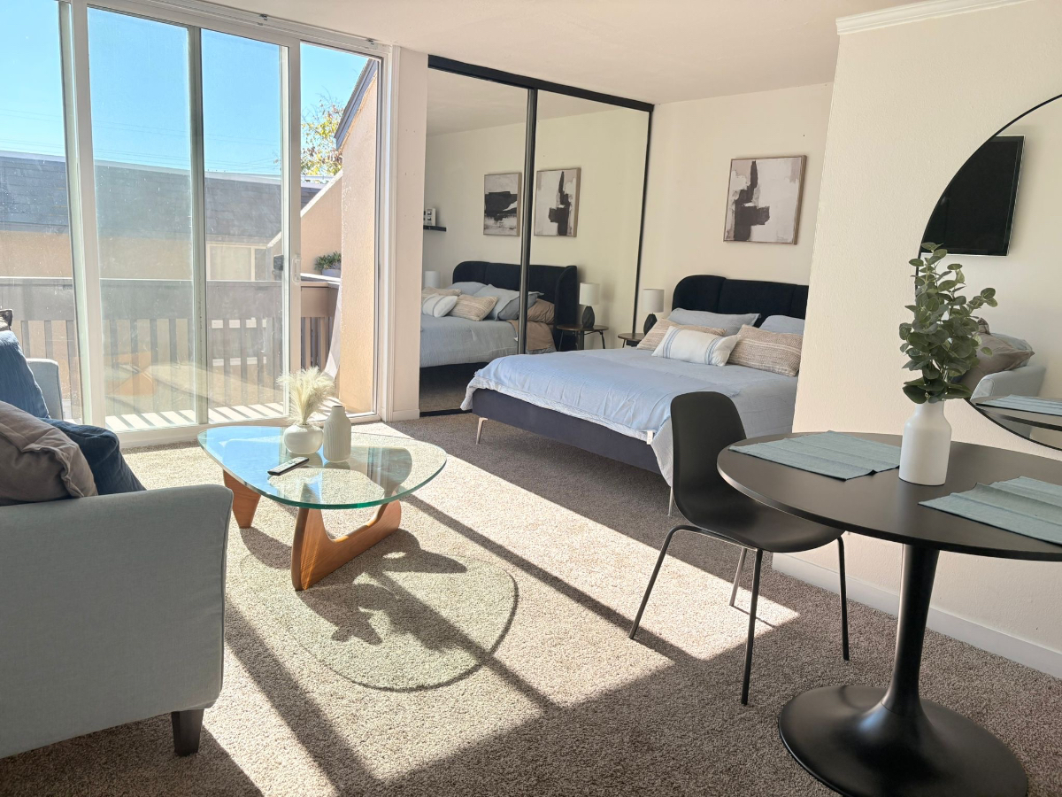 Bright Studio Centrally Located - Photo 1