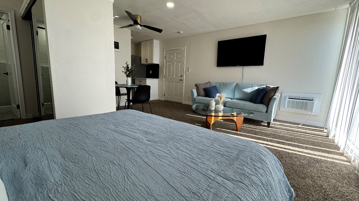 Bright Studio Centrally Located - Photo 4