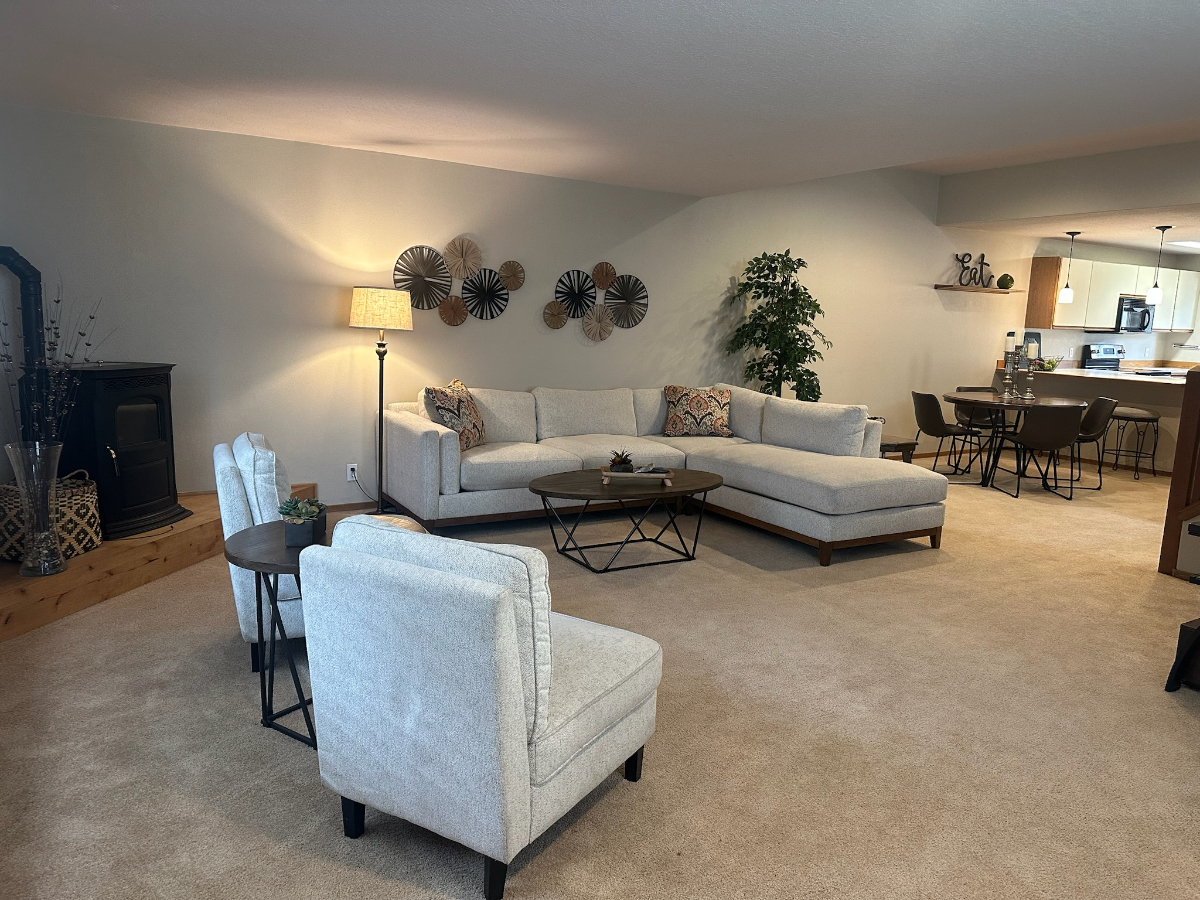 Spacious condo with nice furnishings centrally located - Photo 1