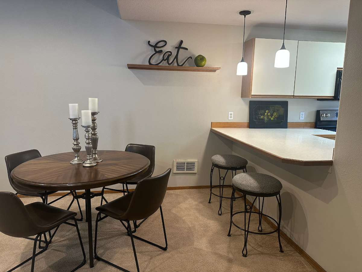 Spacious condo with nice furnishings centrally located - Photo 4