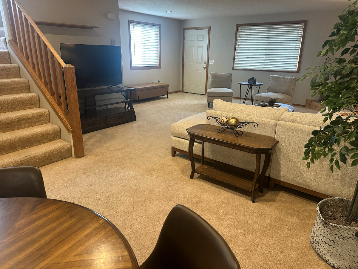 Spacious condo with nice furnishings centrally located - Photo 5