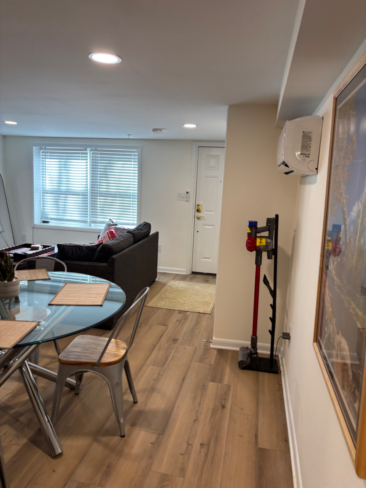 Renovated Capitol Hill 1BR/1BA, utilities included. - Photo 3