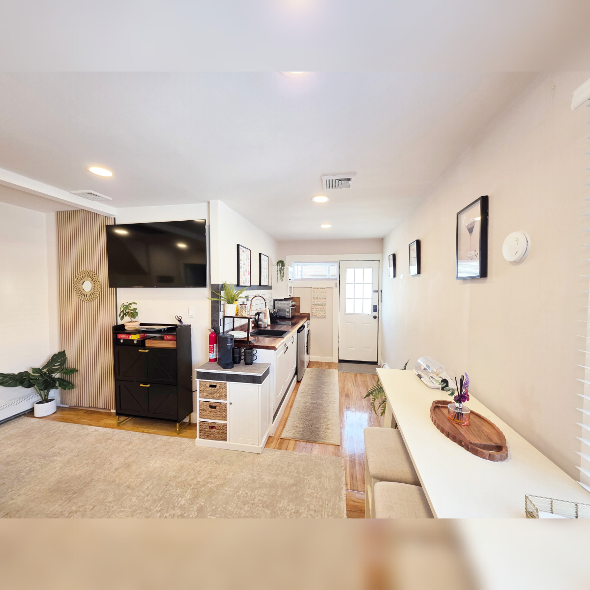 clean cozy, safe apartment with king bd, washer/drier, private yard and parking - Photo 2