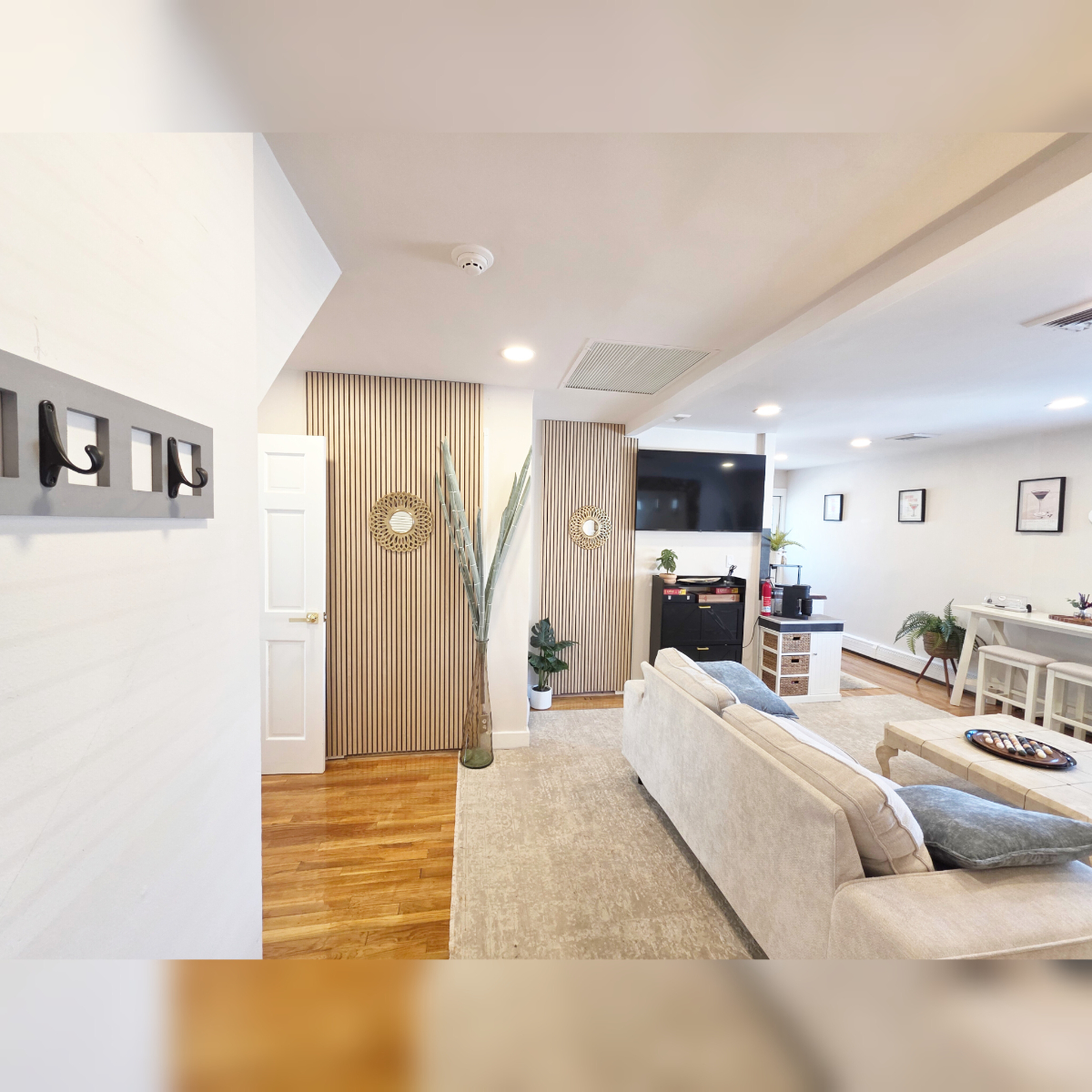 clean cozy, safe apartment with king bd, washer/drier, private yard and parking - Photo 3