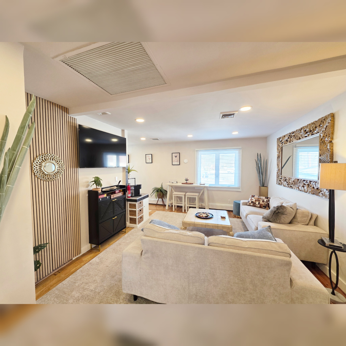 clean cozy, safe apartment with king bd, washer/drier, private yard and parking - Photo 1