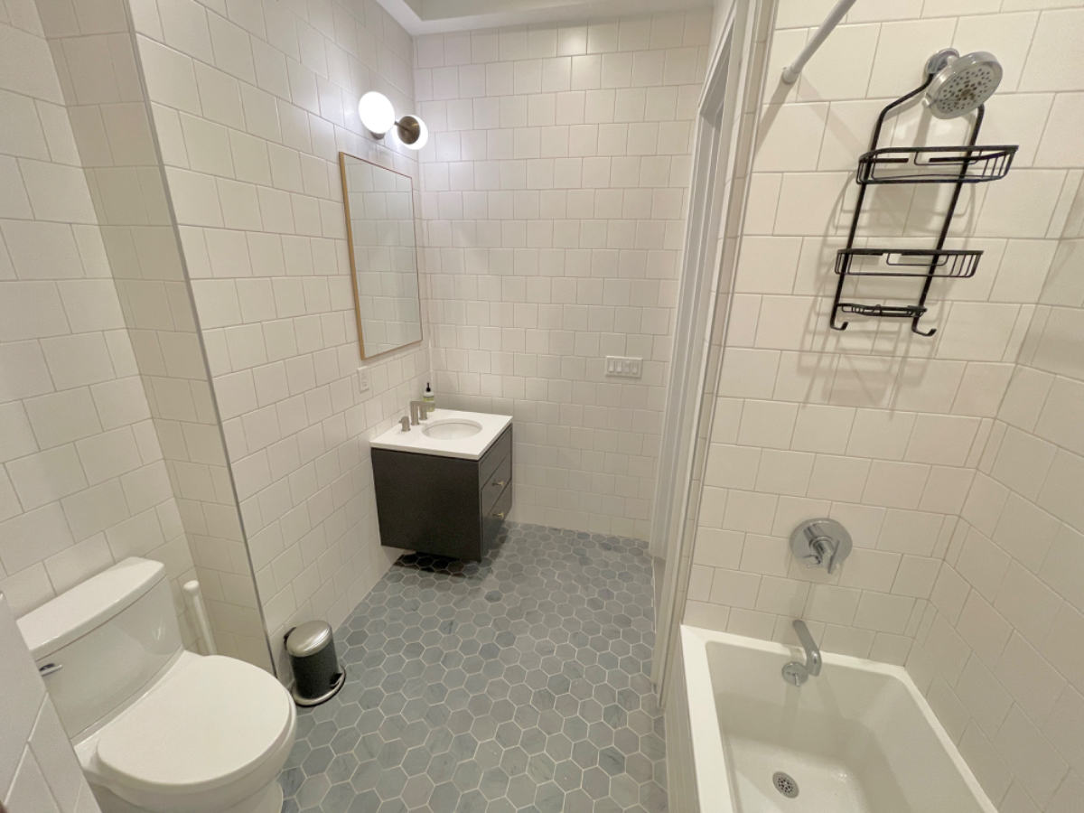CLEAN LUXURY IN HARLEM - PART TIME ROOMMATE - Photo 10