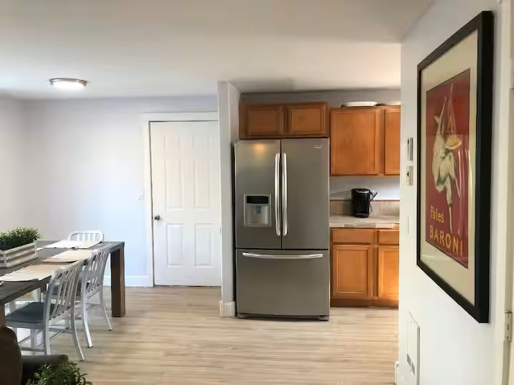 Cozy Room with Queen Bed - Photo 4