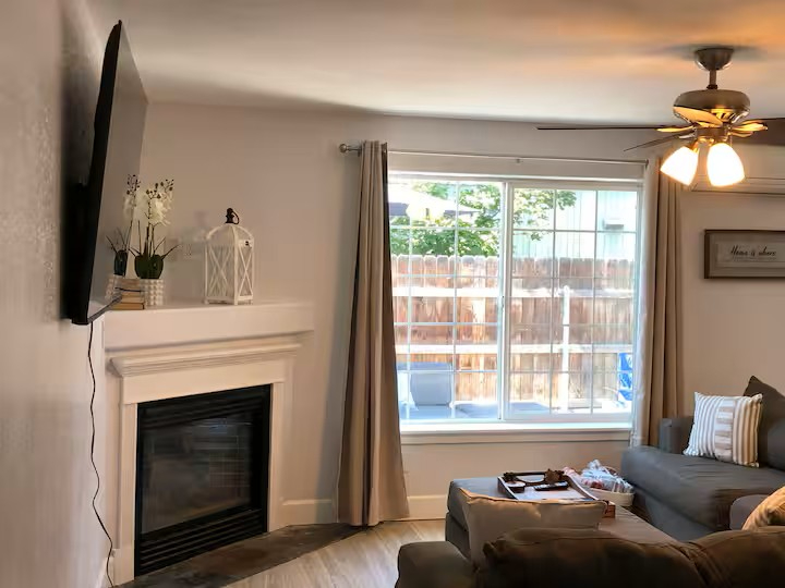 Cozy Room with Queen Bed - Photo 6
