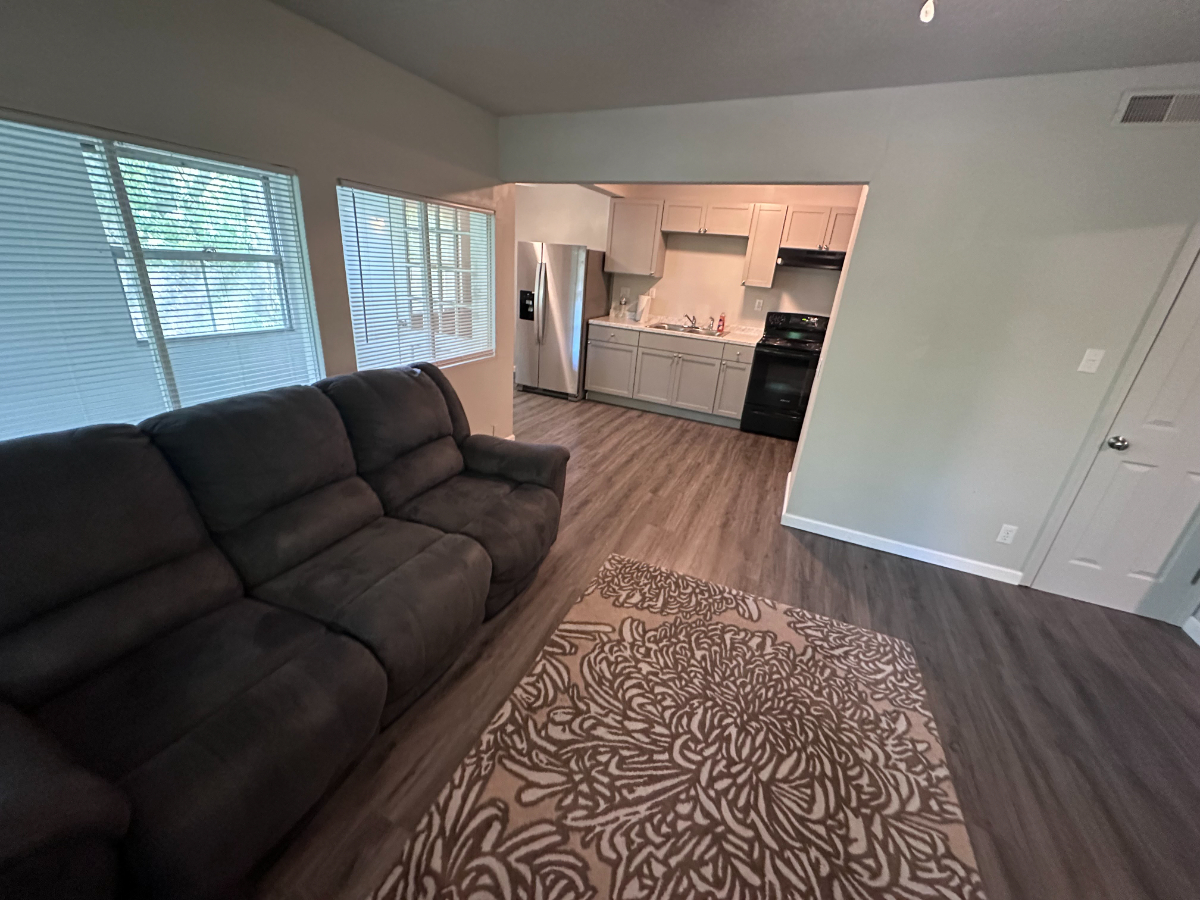 Shared Apartment with Full Kitchen & Laundry