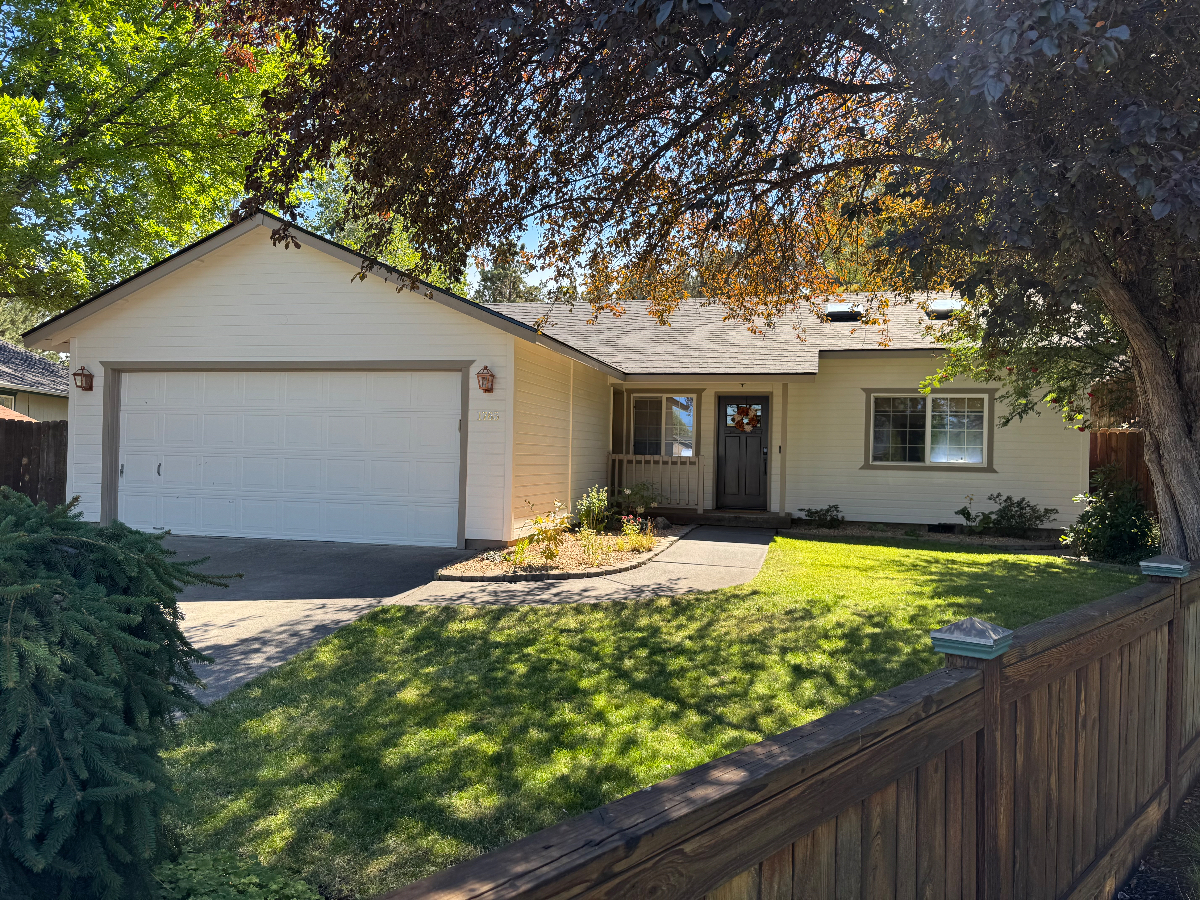 Quiet Cul-De-Sac 3-BE 2-BA Home With Backyard Park Entrance Near Hospitals, Trails, Shopping And Dining In Bend - Photo 2