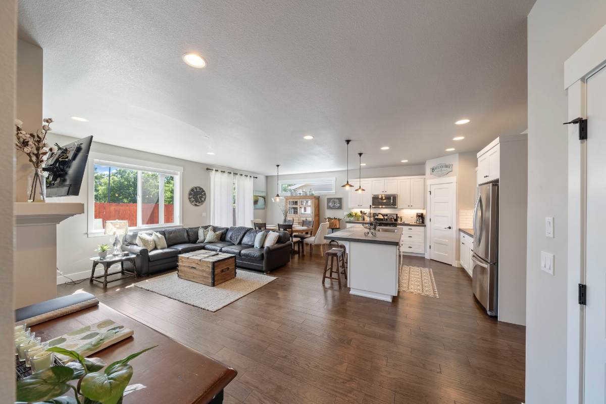 Midtown Farmhouse - A cozy 3 bed home in the heart of Bend - Photo 3