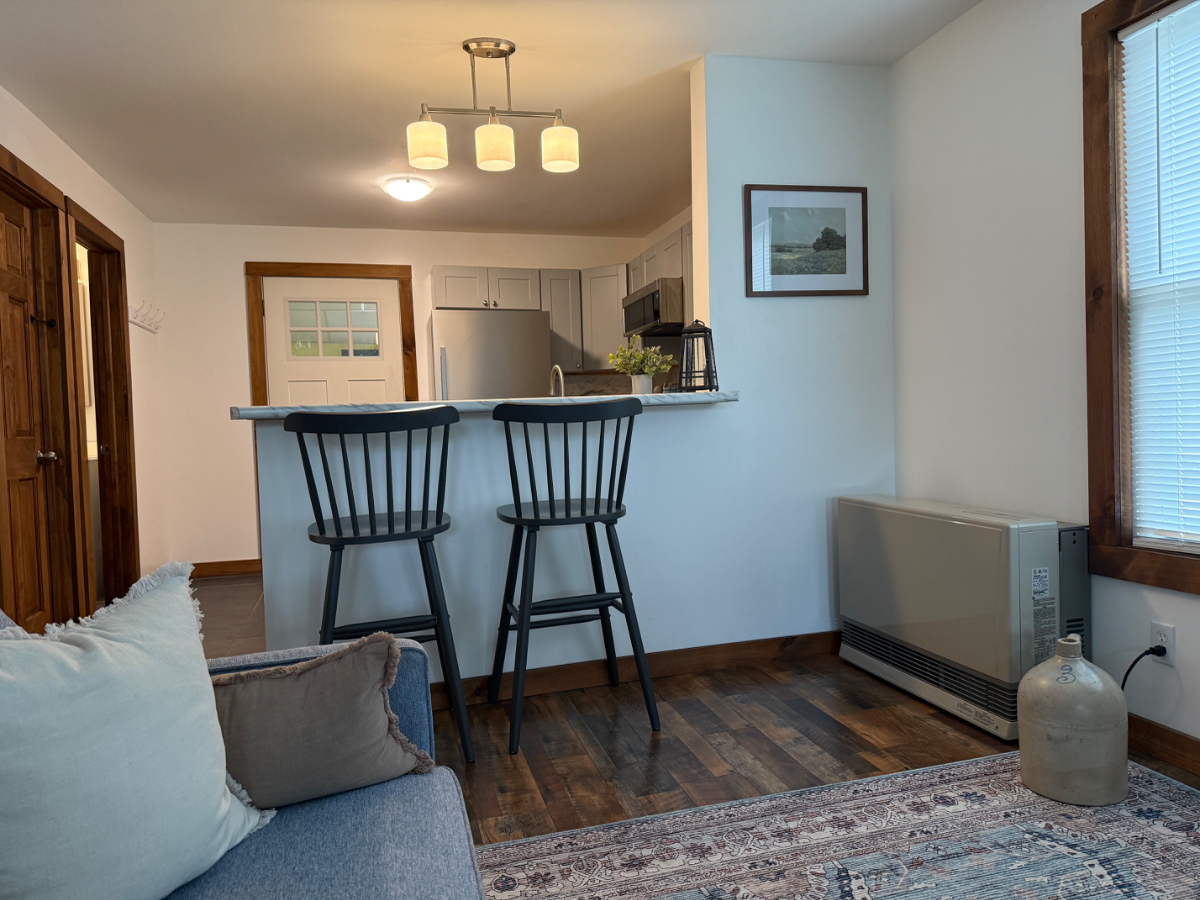 Cottage on quiet street - Photo 4