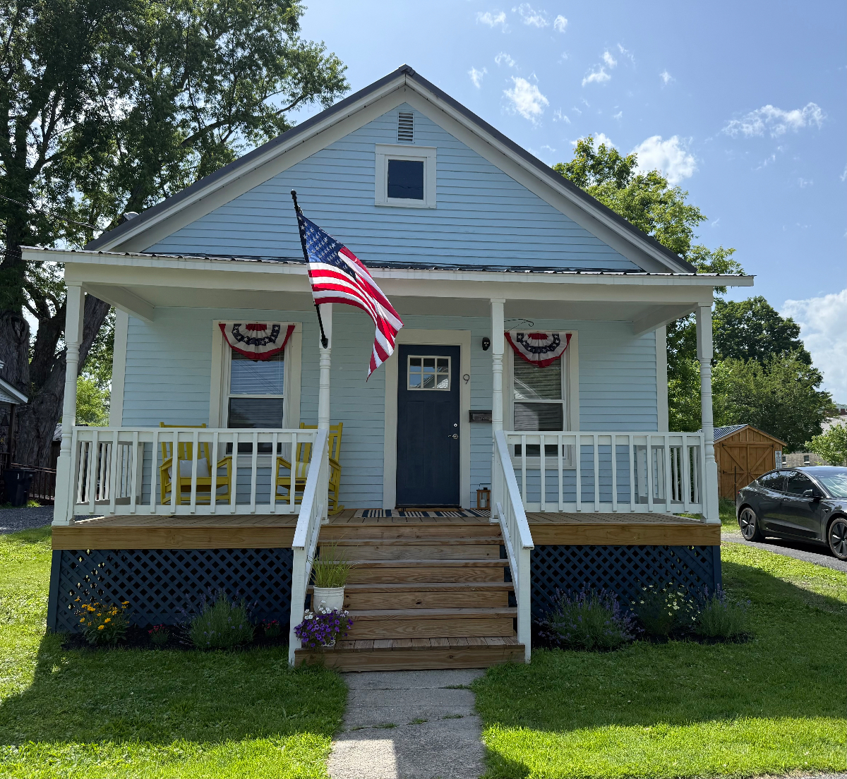 Cottage on quiet street - Photo 1