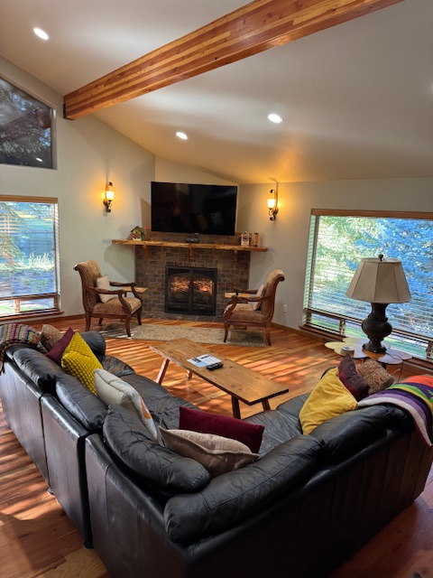 Family-Friendly Riverfront Stay, Forest Views & Easy Mt. Bachelor Access. Prefer long term rental. - Photo 1
