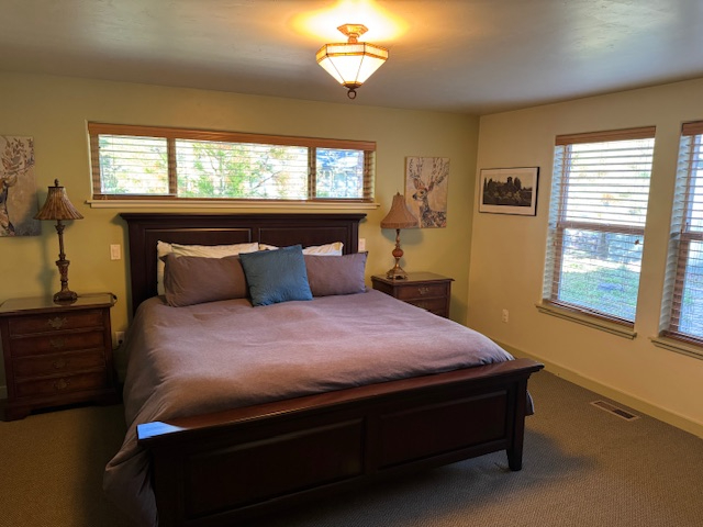 Family-Friendly Riverfront Stay, Forest Views & Easy Mt. Bachelor Access. Prefer long term rental. - Photo 5