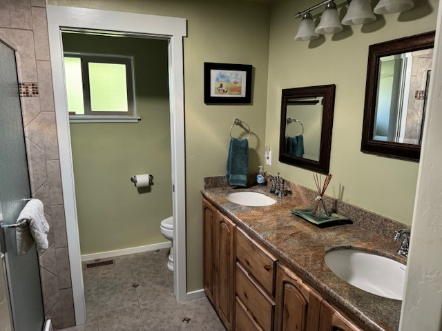 Family-Friendly Riverfront Stay, Forest Views & Easy Mt. Bachelor Access. Prefer long term rental. - Photo 6