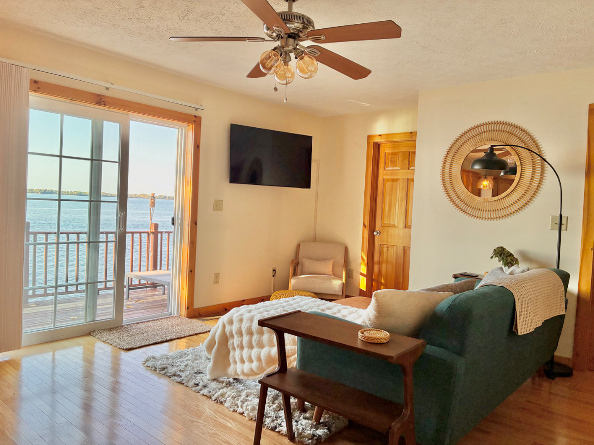 Inviting Lakefront Home - Modern, Clean, Comfortable - Photo 2