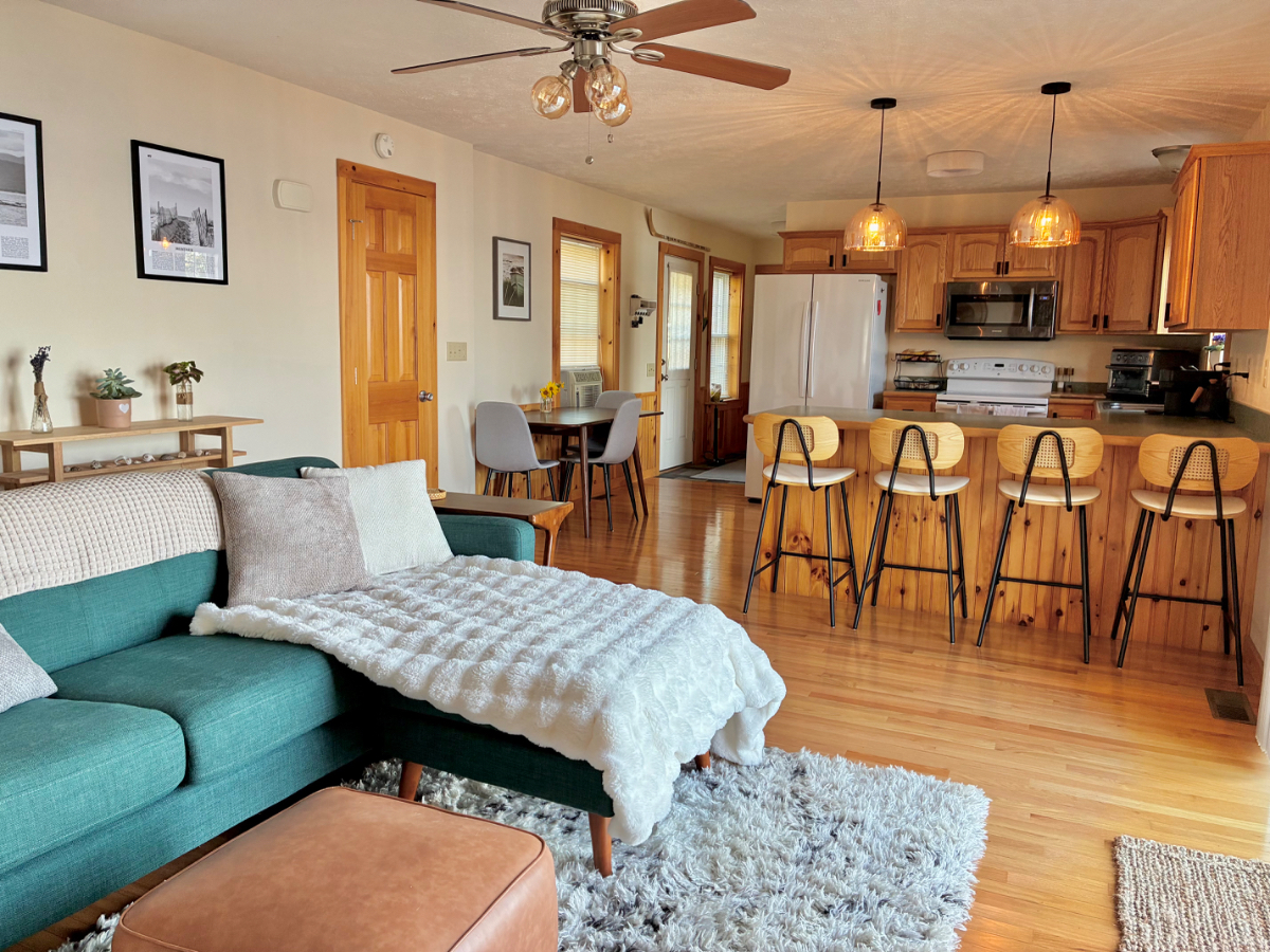 Inviting Lakefront Home - Modern, Clean, Comfortable - Photo 3