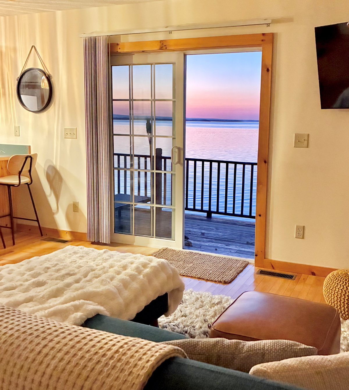 Inviting Lakefront Home - Modern, Clean, Comfortable - Photo 1