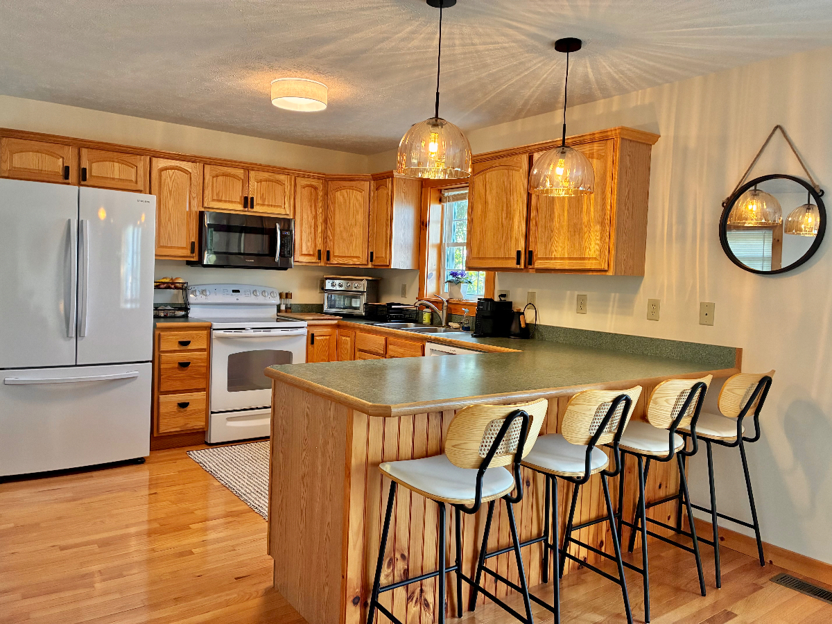 Inviting Lakefront Home - Modern, Clean, Comfortable - Photo 11