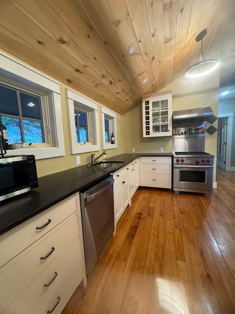 Newly Renovated 2 Bedroom, 1 Bath quiet rd. With a View. Close to I-91. - Photo 5