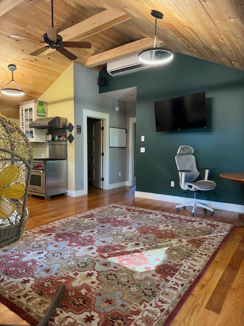 Newly Renovated 2 Bedroom, 1 Bath quiet rd. With a View. Close to I-91. - Photo 8