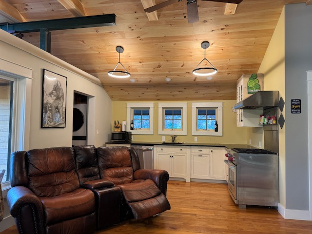 Newly Renovated 2 Bedroom, 1 Bath quiet rd. With a View. Close to I-91. - Photo 9