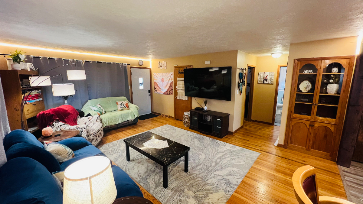 1 queen bedroom private in cozy house near downtown Omaha - Photo 3