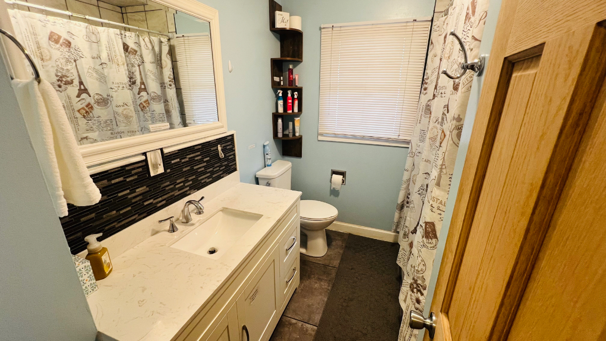 1 queen bedroom private in cozy house near downtown Omaha - Photo 6