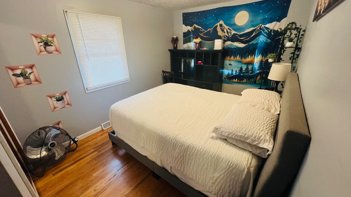1 queen bedroom private in cozy house near downtown Omaha