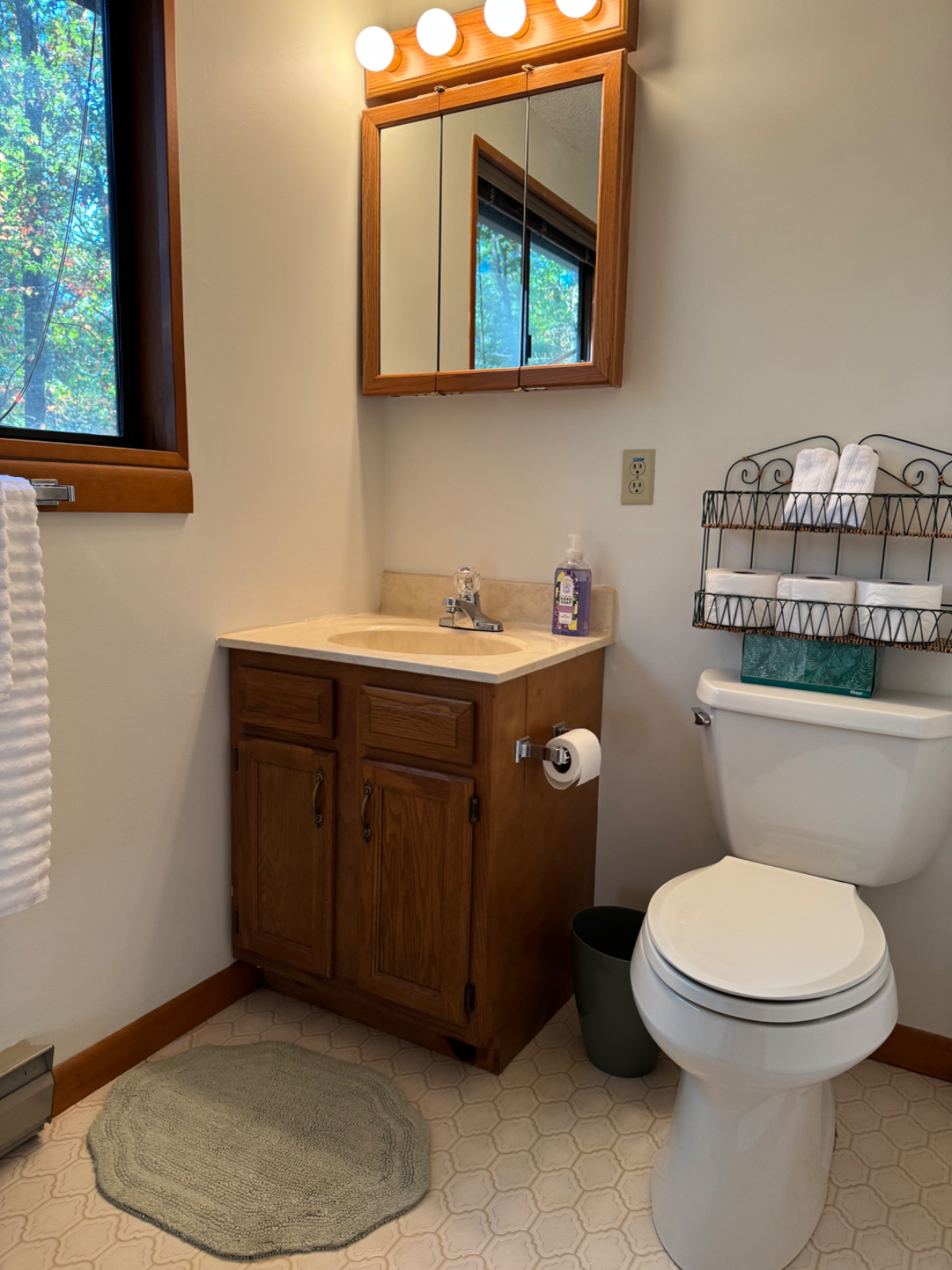 Quiet private cabin in the woods near medical centers - Photo 11