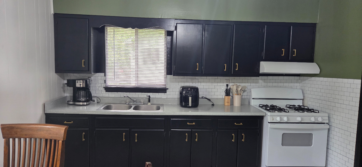 Comfort & Convenience Upper Duplex Unit Near WVU Hospitals - Pet Friendly - Photo 3