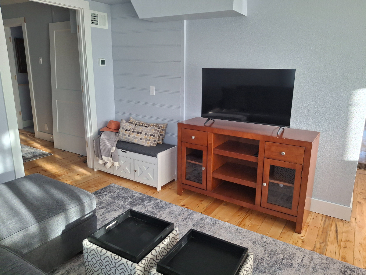 Cozy, remodelled 1950s home - Photo 7