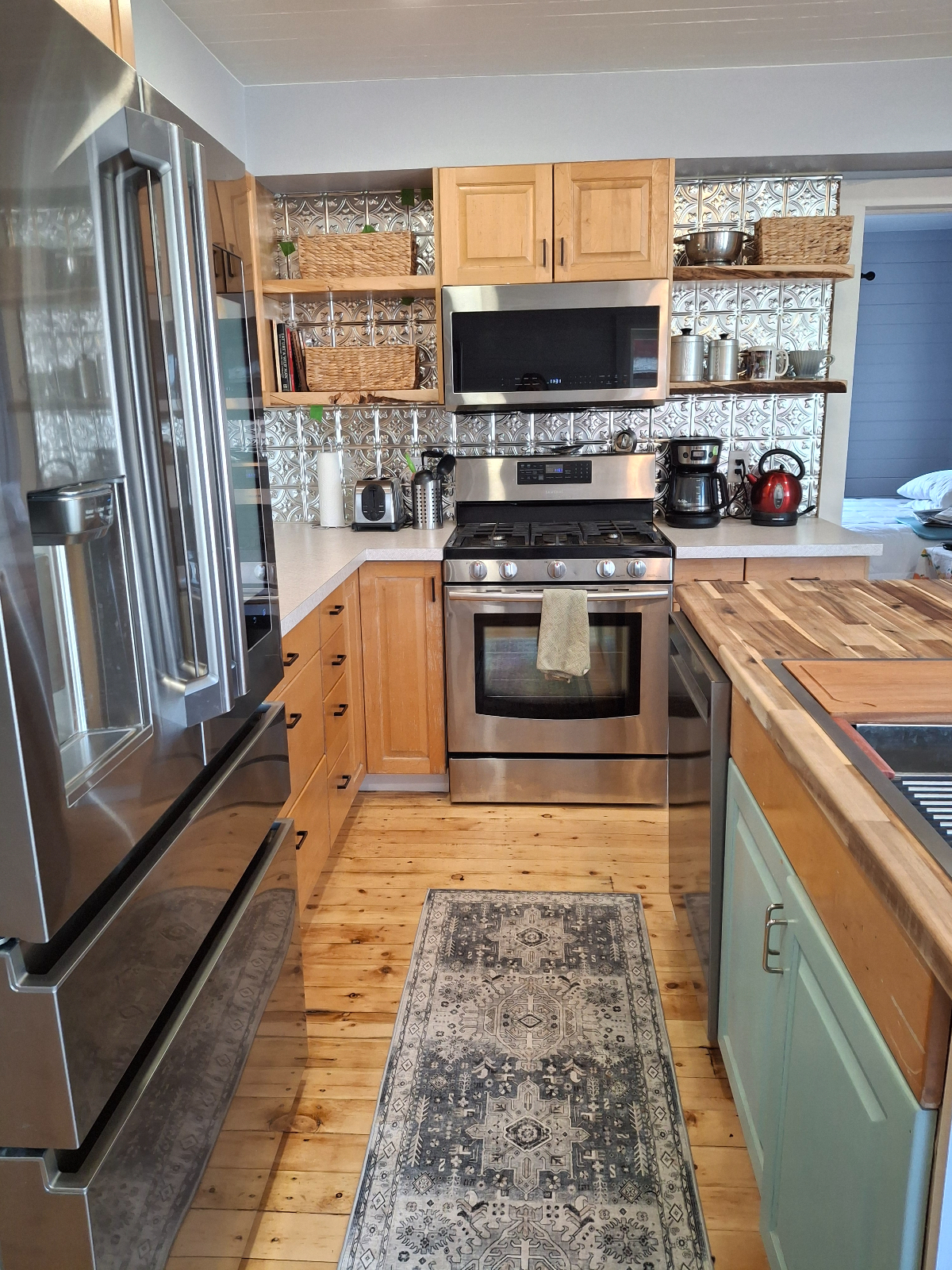 Cozy, remodelled 1950s home - Photo 2