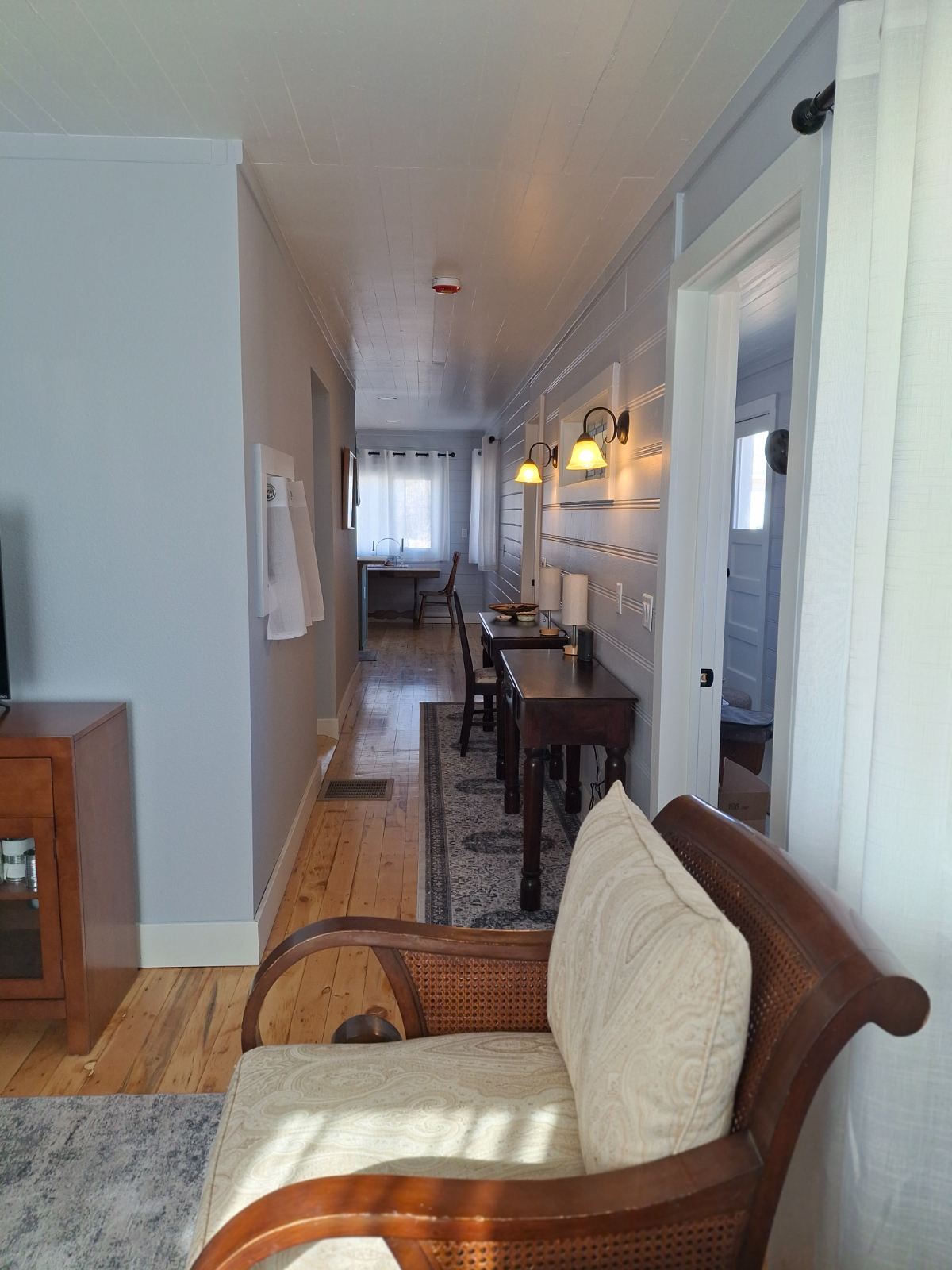 Cozy, remodelled 1950s home - Photo 3