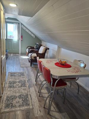 Cozy, remodelled 1950s home - Photo 7
