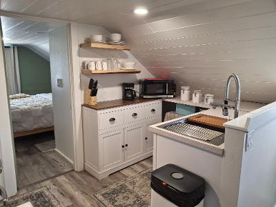 Cozy, remodelled 1950s home - Photo 3