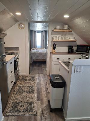 Cozy, remodelled 1950s home - Photo 9