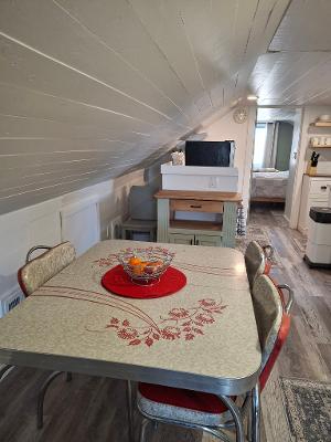Cozy, remodelled 1950s home - Photo 8