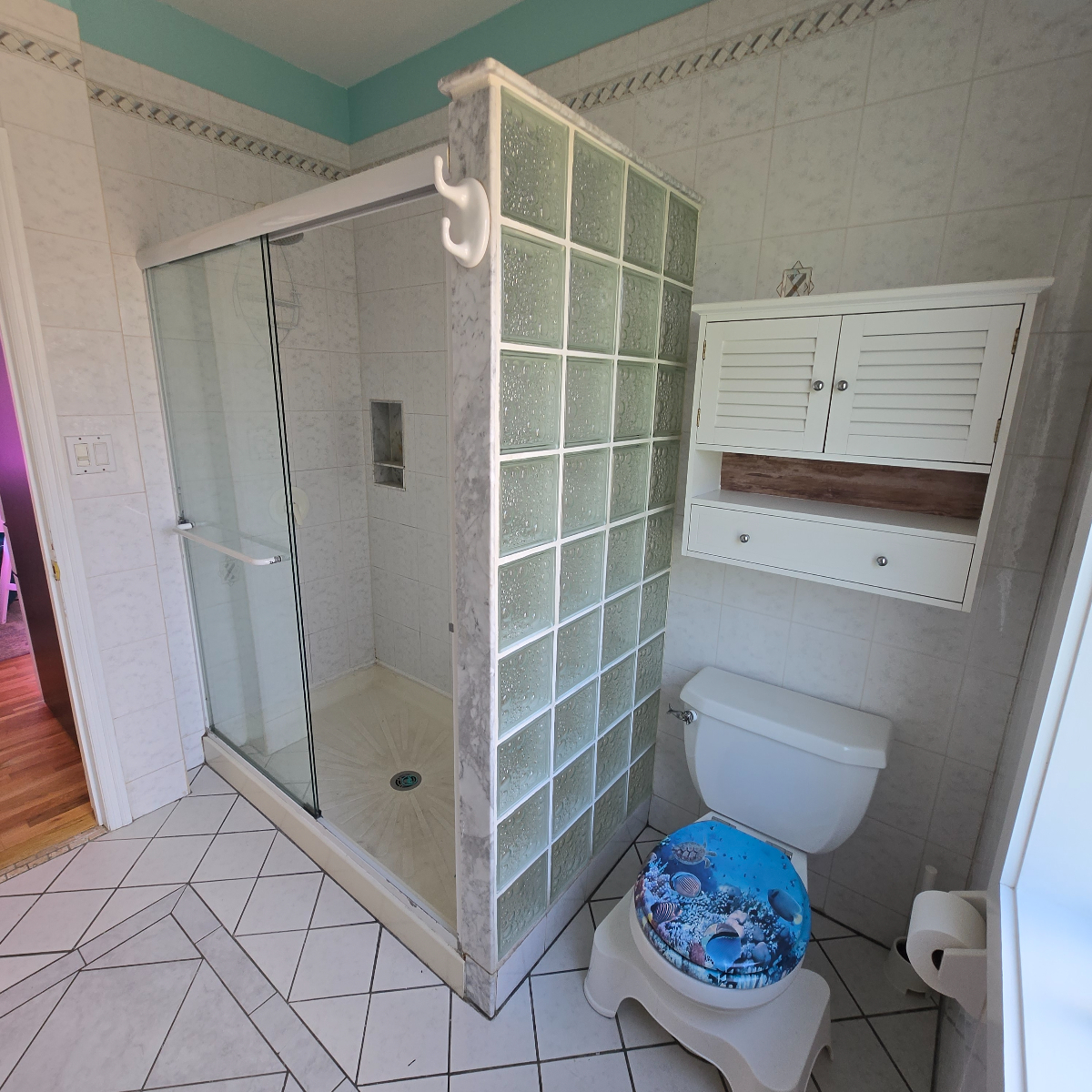Tenant moving out at end of the month! First floor waterfront studio with dedicated workspace, queen - Photo 4