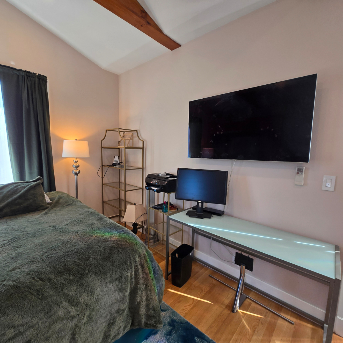 Tenant moving out at end of the month! First floor waterfront studio with dedicated workspace, queen - Photo 3