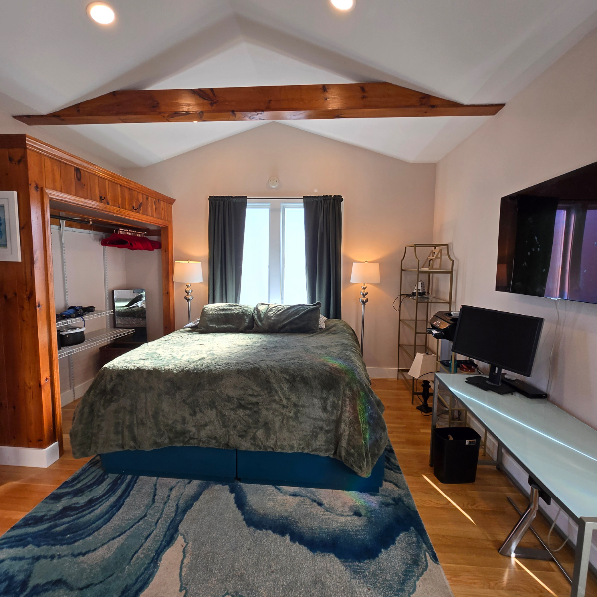 Tenant moving out at end of the month! First floor waterfront studio with dedicated workspace, queen - Photo 2