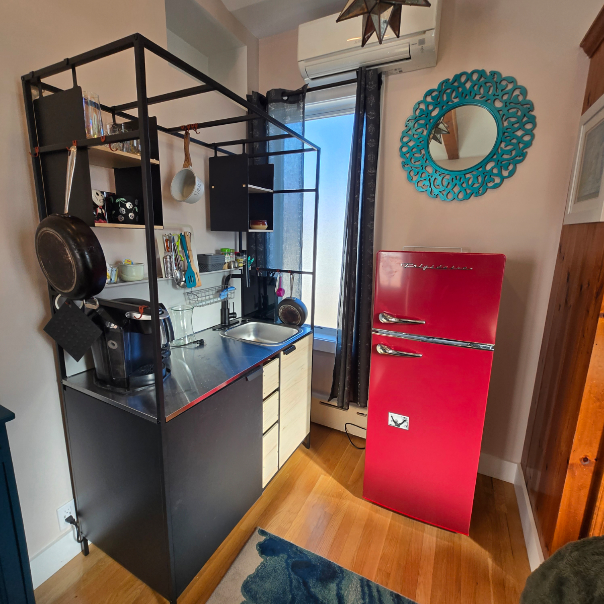 Tenant moving out at end of the month! First floor waterfront studio with dedicated workspace, queen - Photo 1
