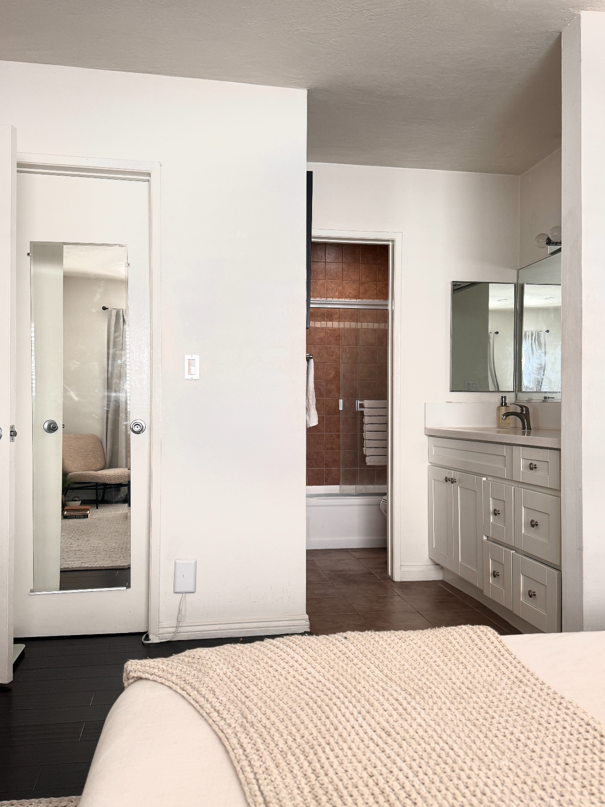 Chic and Serene West Hollywood Room with Walk-In Closet & En-Suite - Photo 3