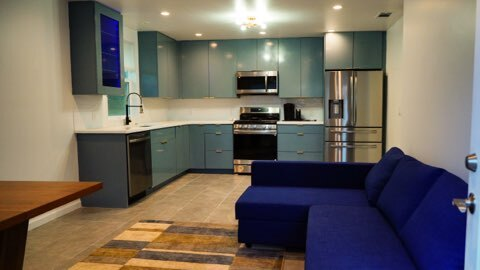 Stylish 1-Bedroom Apartment with Full Kitchen, In-Unit Laundry & Outdoor Deck - Utilities Included - Photo 1