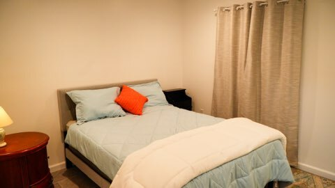 Stylish 1-Bedroom Apartment with Full Kitchen, In-Unit Laundry & Outdoor Deck - Utilities Included - Photo 9